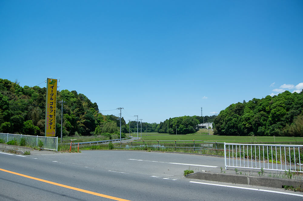 県道351号線沿いに立つ黄色い看板
